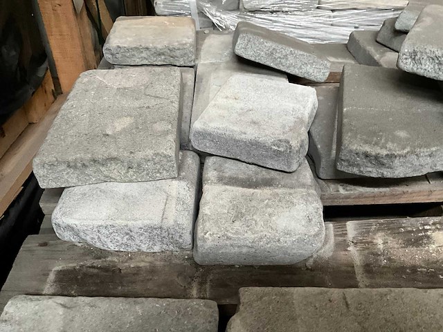 Marokkaans grijs rustiek natuursteen tuintegel - afbeelding 3 van  4