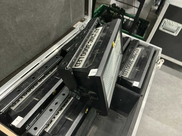 Martin atomic 3000 led stroboscoop (6x) - afbeelding 3 van  5