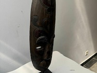 Masker in houtsnijwerk - afbeelding 2 van  2