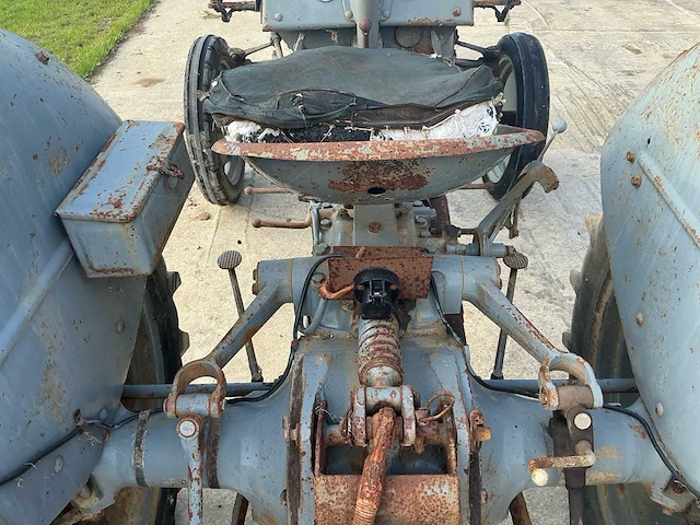 Massey-ferguson te20 oldtimer tractor - afbeelding 8 van  24