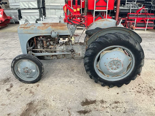 Massey-ferguson te20 oldtimer tractor - afbeelding 12 van  24