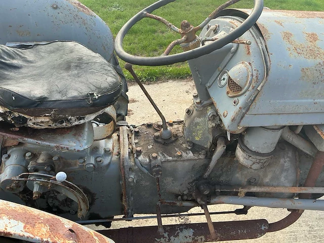 Massey-ferguson te20 oldtimer tractor - afbeelding 10 van  24