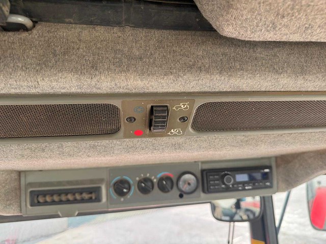 Massey fergusson - mf8240 - 4-wheel drive tractor - 2002 - afbeelding 9 van  18