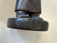 Massief beeldje " vote" - afbeelding 5 van  5