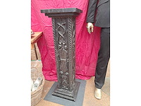 Massieve marmeren zuil