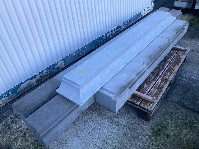 Massieve portiek in belgische blauwe hardsteen - afbeelding 1 van  5