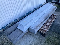 Massieve portiek in belgische blauwe hardsteen - afbeelding 1 van  5