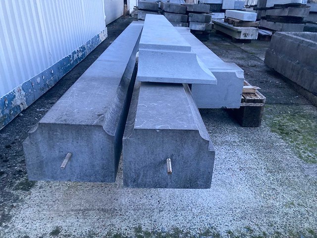 Massieve portiek in belgische blauwe hardsteen - afbeelding 2 van  5