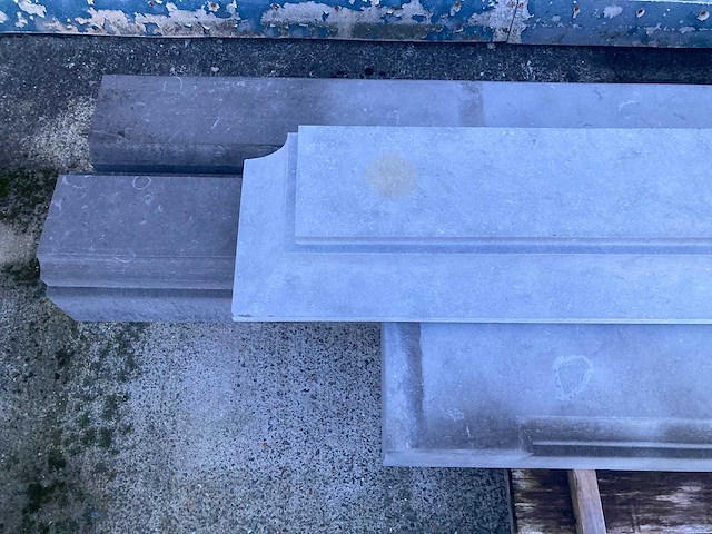 Massieve portiek in belgische blauwe hardsteen - afbeelding 3 van  5