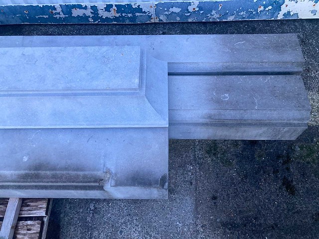 Massieve portiek in belgische blauwe hardsteen - afbeelding 4 van  5