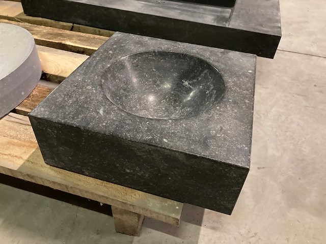 Massieve spoelbak in belgische blauwe steen vierkant - afbeelding 1 van  6
