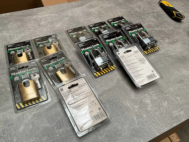 Master lock diverse hangsloten (12x) - afbeelding 1 van  5