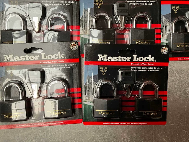 Master lock hangslot 2-pack geschikt voor hokken, poorten etc. (10x) - afbeelding 2 van  4