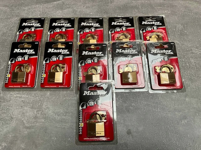 Master lock hangslot geschikt voor boten, hokken en kasten (11x) - afbeelding 1 van  4