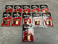 Master lock hangslot geschikt voor boten, hokken en kasten (11x) - afbeelding 1 van  4