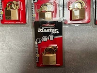 Master lock hangslot geschikt voor boten, hokken en kasten (11x) - afbeelding 2 van  4