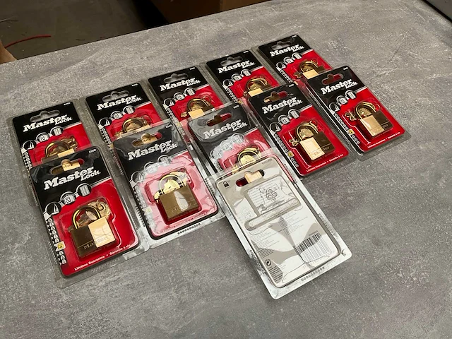 Master lock hangslot geschikt voor boten, hokken en kasten (11x) - afbeelding 4 van  4