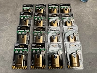Master lock hangslot geschikt voor hokken, garage’s en omheiningen (16x) - afbeelding 1 van  4