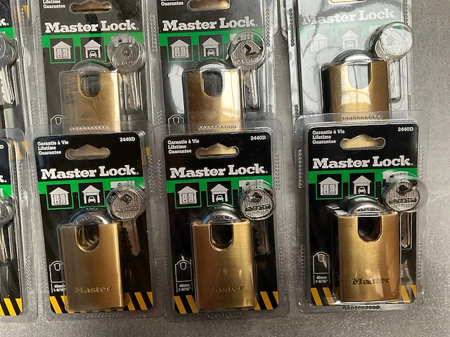 Master lock hangslot geschikt voor hokken, garage’s en omheiningen (16x) - afbeelding 2 van  4