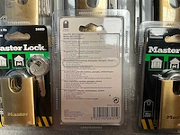 Master lock hangslot geschikt voor hokken, garage’s en omheiningen (16x) - afbeelding 3 van  4