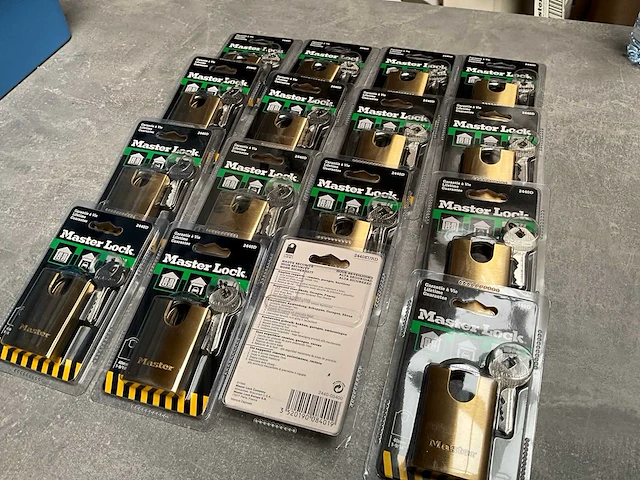 Master lock hangslot geschikt voor hokken, garage’s en omheiningen (16x) - afbeelding 4 van  4