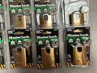 Master lock hangslot geschikt voor hokken, garage’s en omheiningen (16x) - afbeelding 2 van  4
