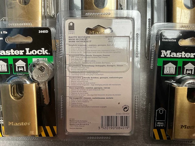 Master lock hangslot geschikt voor hokken, garage’s en omheiningen (16x) - afbeelding 3 van  4