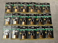Master lock hangslot geschikt voor hokken, poorten etc. (18x) - afbeelding 1 van  4