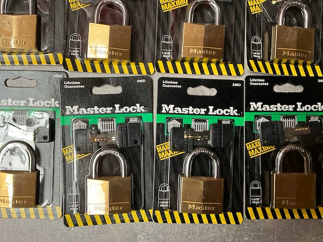 Master lock hangslot geschikt voor hokken, poorten etc. (18x) - afbeelding 2 van  4