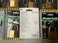 Master lock hangslot geschikt voor hokken, poorten etc. (18x) - afbeelding 4 van  4