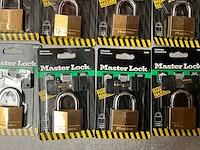 Master lock hangslot geschikt voor hokken, poorten etc. (18x) - afbeelding 3 van  4