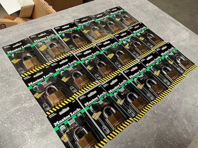 Master lock hangslot geschikt voor hokken, poorten etc. (18x) - afbeelding 4 van  4