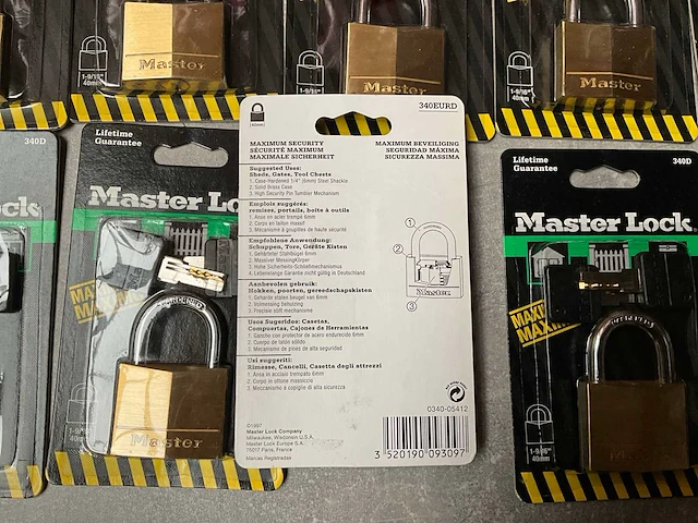 Master lock hangslot geschikt voor hokken, poorten etc. (18x) - afbeelding 1 van  4