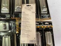 Master lock overval met sluitoog 11cm (12x) - afbeelding 5 van  5