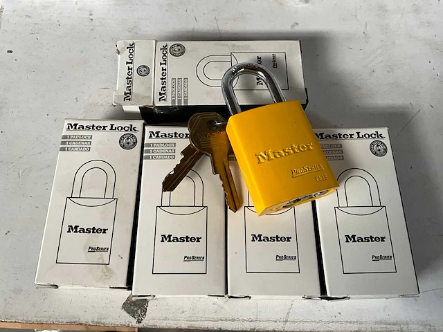 Master lock pro series hangslot geel (5x) - afbeelding 1 van  3
