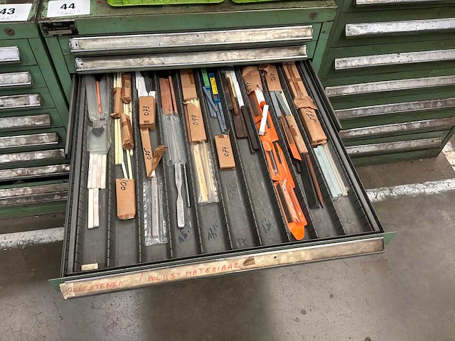 Materiaalkast met inhoud - afbeelding 4 van  7