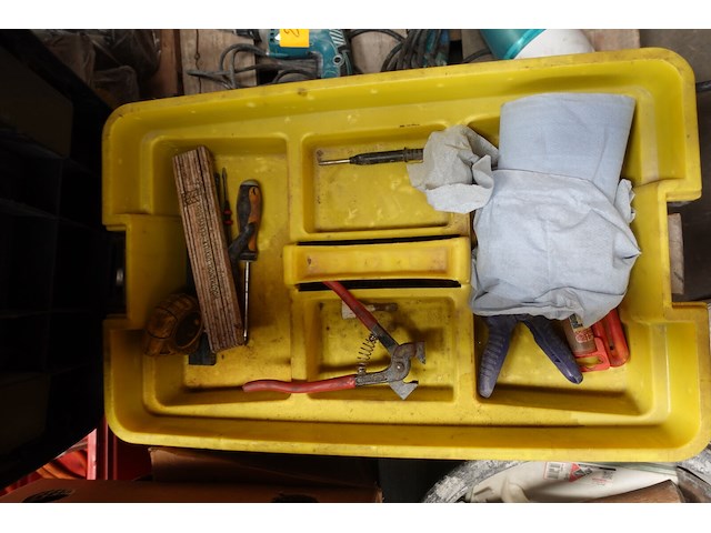 Materiaalkoffer stanley met divers werkmateriaal, mortelkuip met toebehoren en schuursponsen - afbeelding 4 van  8
