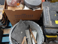 Materiaalkoffer stanley met divers werkmateriaal, mortelkuip met toebehoren en schuursponsen - afbeelding 6 van  8