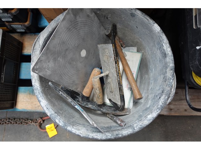 Materiaalkoffer stanley met divers werkmateriaal, mortelkuip met toebehoren en schuursponsen - afbeelding 7 van  8