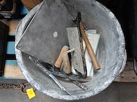Materiaalkoffer stanley met divers werkmateriaal, mortelkuip met toebehoren en schuursponsen - afbeelding 7 van  8