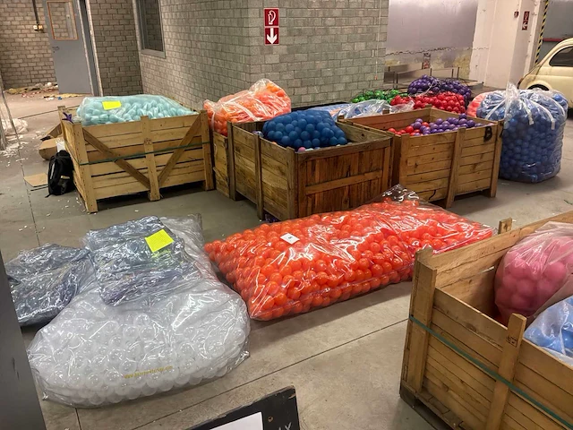 Matrassen, transparante kunststofzitjes en kunststofballen - afbeelding 3 van  15