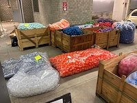 Matrassen, transparante kunststofzitjes en kunststofballen - afbeelding 3 van  15
