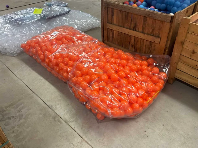 Matrassen, transparante kunststofzitjes en kunststofballen - afbeelding 4 van  15