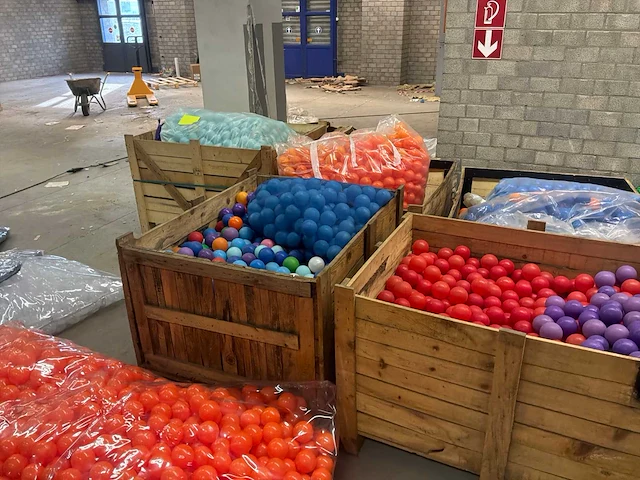 Matrassen, transparante kunststofzitjes en kunststofballen - afbeelding 5 van  15