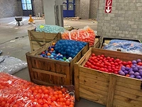 Matrassen, transparante kunststofzitjes en kunststofballen - afbeelding 5 van  15