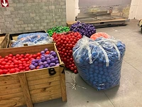 Matrassen, transparante kunststofzitjes en kunststofballen - afbeelding 6 van  15