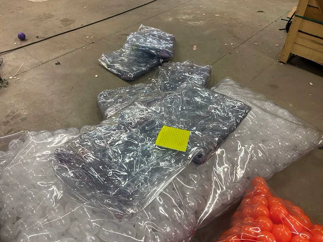 Matrassen, transparante kunststofzitjes en kunststofballen - afbeelding 7 van  15
