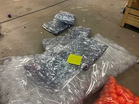 Matrassen, transparante kunststofzitjes en kunststofballen - afbeelding 7 van  15
