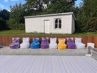 Matrassen, transparante kunststofzitjes en kunststofballen