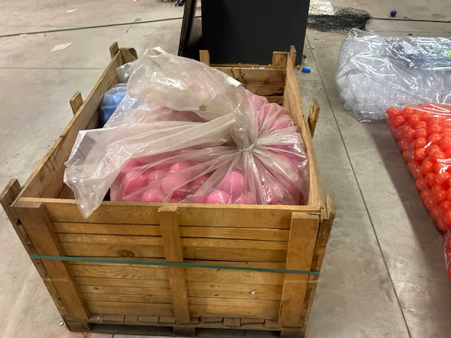 Matrassen, transparante kunststofzitjes en kunststofballen - afbeelding 15 van  15